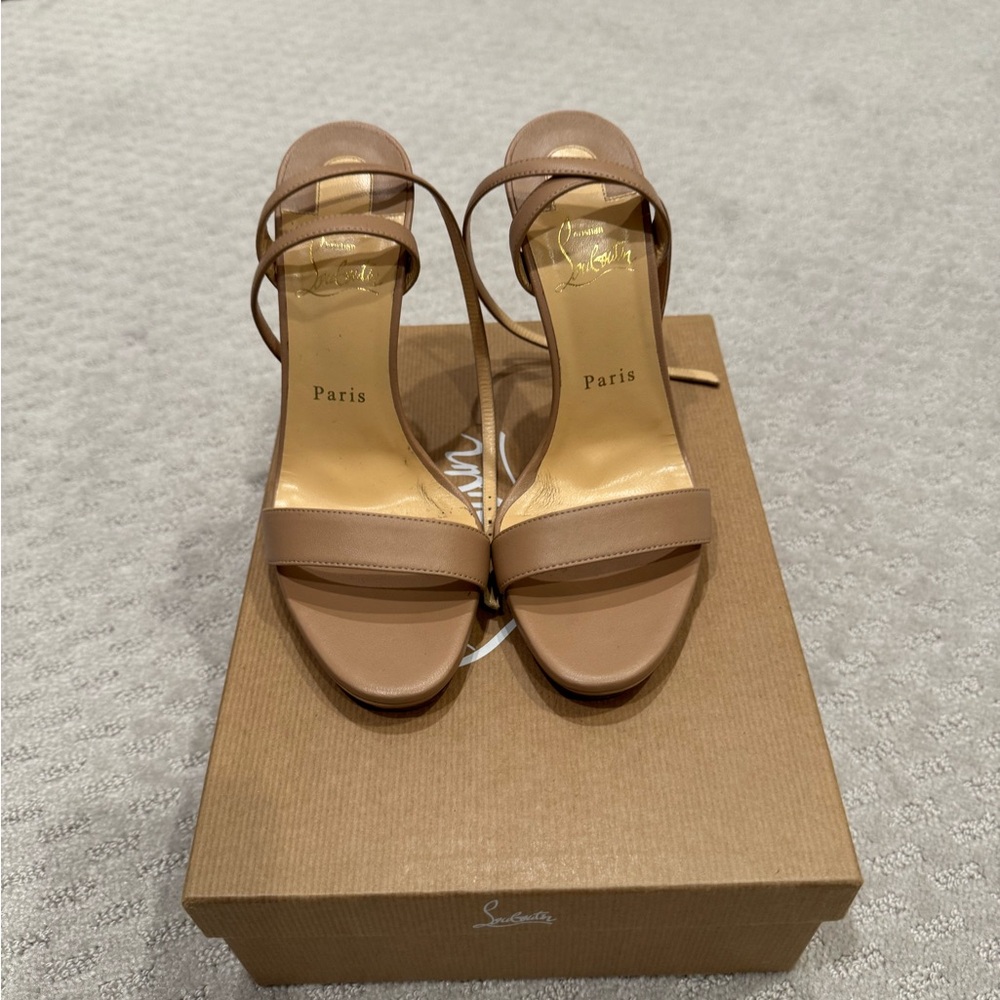 Christian Louboutin Loubigirl nude 38